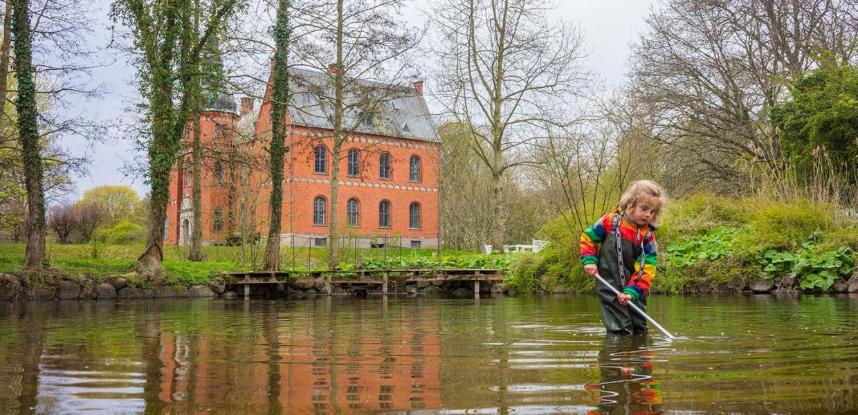 Barn fanger dyr i vandet