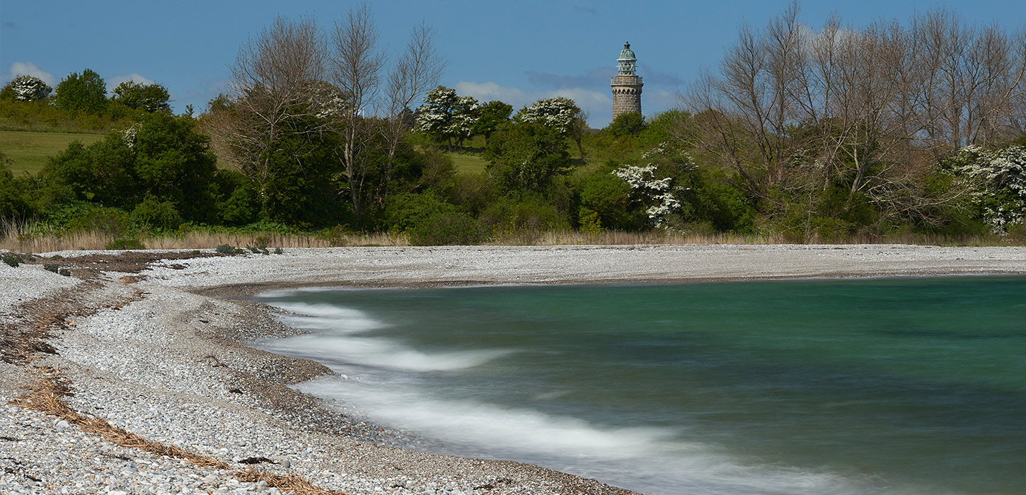 Stranden med rullestensvold på næbbets nordvestlige del fotograferet mod vest (skjoldnæs fyr)