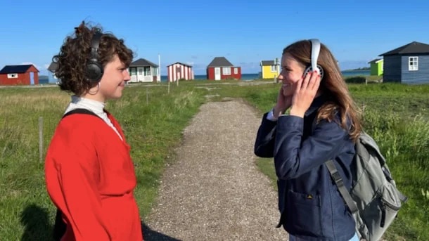 To kvinder lytter til Øens Ekko i Ærøskøbing