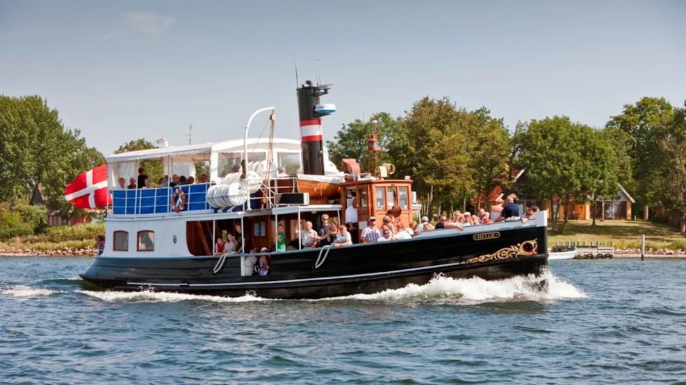 Helge M/S sejler på Svendborgsund